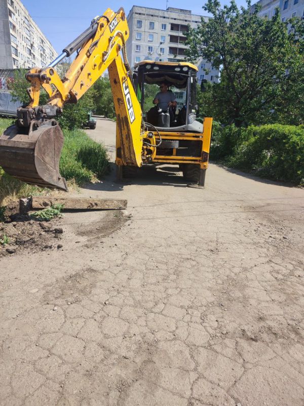 Сергей Козенко: В Краснодоне сотрудники муниципального унитарного предприятия «Дорожно-эксплуатационное управление» приступили к работам по ремонту внутриквартальной дороги на квартале Лесной