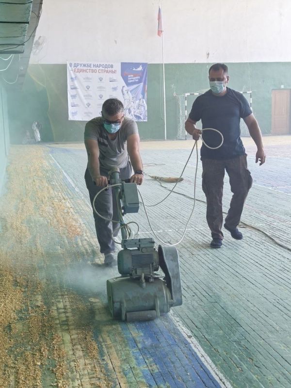 Андрей Рубанцов: В Ровеньках в спортивном комплексе "Юбилейный" осуществляется ремонт напольного покрытия игрового спортивного зала