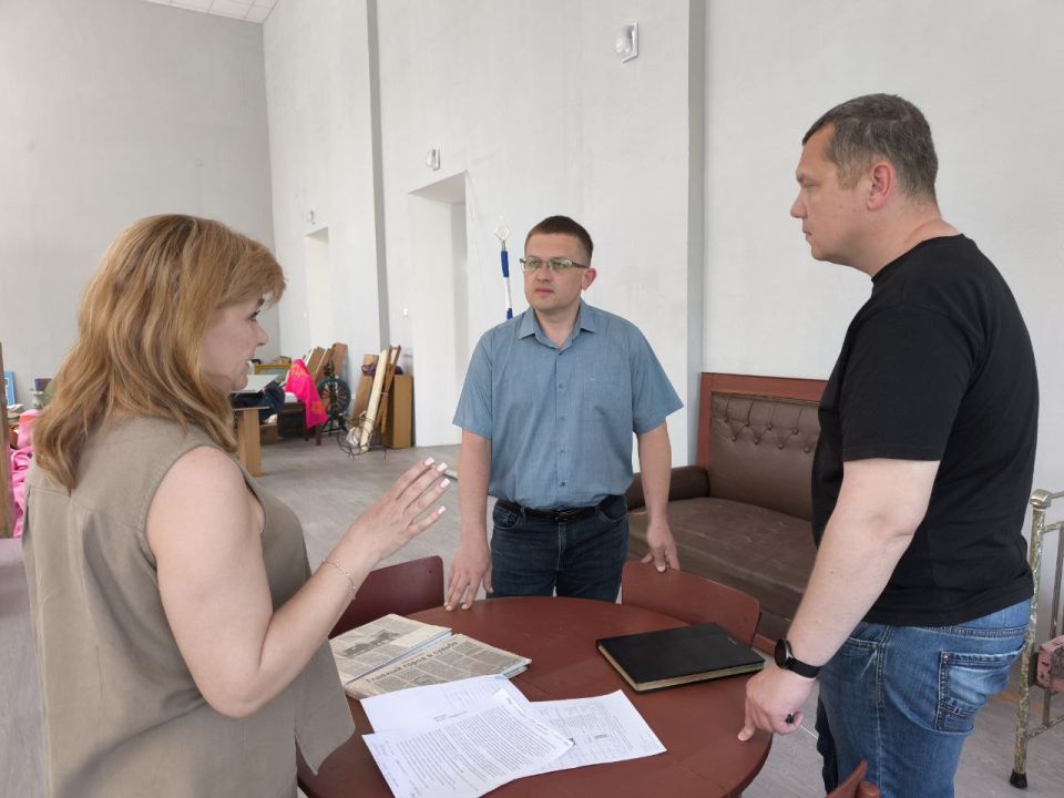 Евгений Морозов: В стенах Дворца культуры имени Октябрьской революции провел выездное совещание с заместителем Главы Брянки Александром Каменским и руководителем отдела культуры Администрации Натальей Труфановой