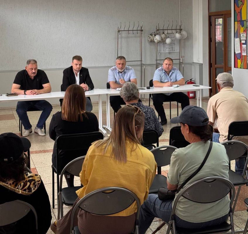 Представитель регионального МВД и депутат Народного Совета ЛНР встретились с жителями Счастья