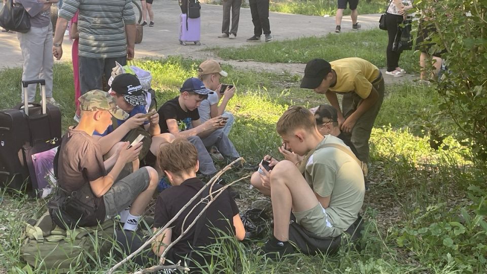 Школьники из Рубежного отправились на отдых в подшефный лагерь в Крыму