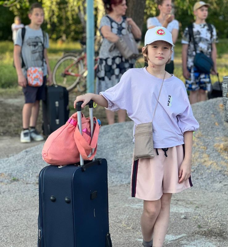 Иван Кусов: Вместе с вице-премьером Татарстана Фанилем Аглиуллиным и врип Главы Рубежного Евгением Шаталиным, а также моим первым заместителем Евгением Мирошниченко, приехали в Рубежное, чтобы проводить ребят на отдых в Крым