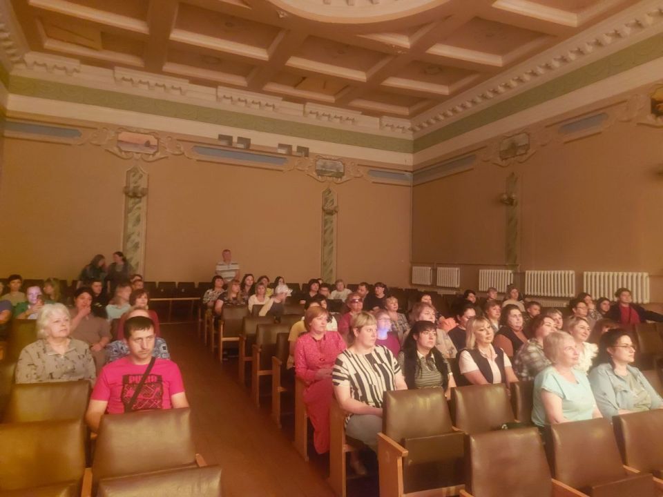 Андрей Рубанцов: Сегодня в ДК им. Горького пгт Ясеновский для жителей поселка в рамках акции «Искусство без границ» прошел концерт камерно-инструментального ансамбля «Киевская Русь» (художественный руководитель народный...