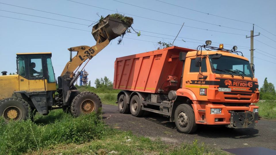 Андрей Рубанцов: В рамках заключенногоконтракта с МУП «СКАТ» города Ровеньки, продолжаются работы по уборке и вывозу мусора на подведомственной территории пгт Михайловка кладбище Прищепное