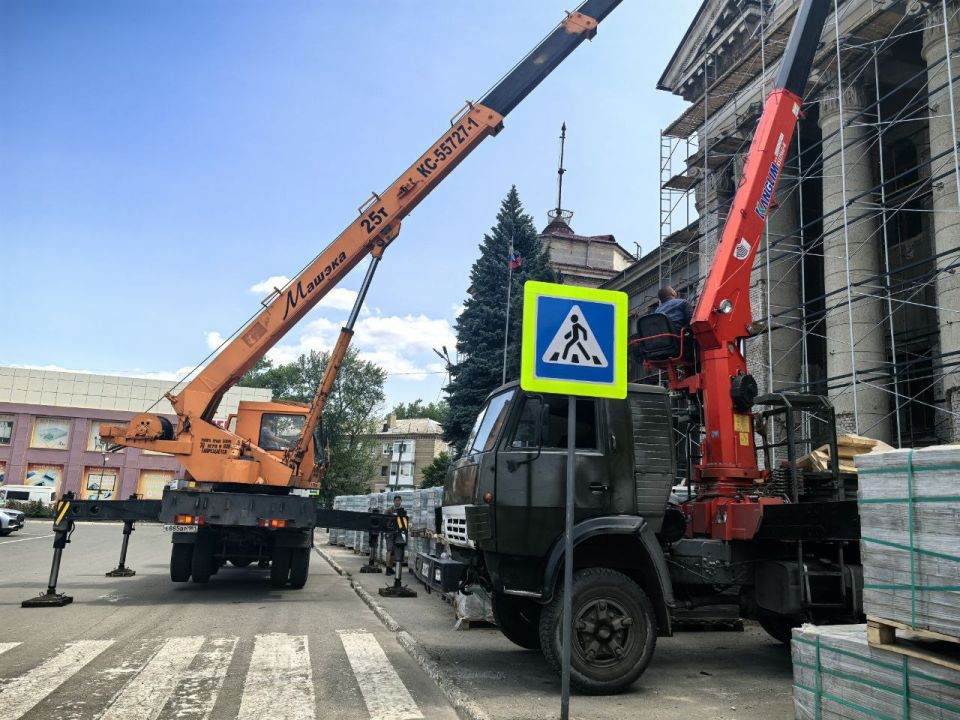 Сергей Козенко: Ремонтные работы на фасаде нашего Дворца культуры имени «Молодой Гвардии» активно продолжаются в рамках специального инфраструктурного проекта