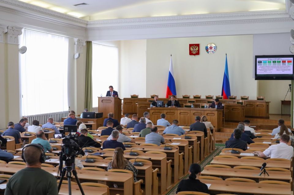 Депутатский корпус обсудил с Альбертом Апшевым восстановление межрегионального ж/д сообщения, сроки ремонта мостов в Луганске и другие вопросы в сфере инфраструктуры и транспорта