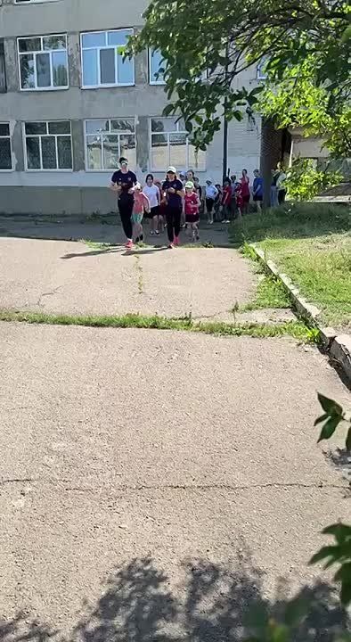 В Краснодонском муниципальном округе продолжают свою работу пришкольные детские площадки