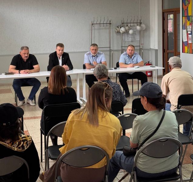 Представитель регионального МВД и депутат Народного Совета ЛНР встретились с жителями Счастья