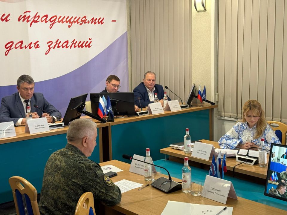 Дарья Лантратова: Встреча с учителями и студентами-филологами продолжилась с участием Секретаря Генсовета партии «Единая Россия» Владимира Якушева и Главы ЛНР Леонида Пасечника