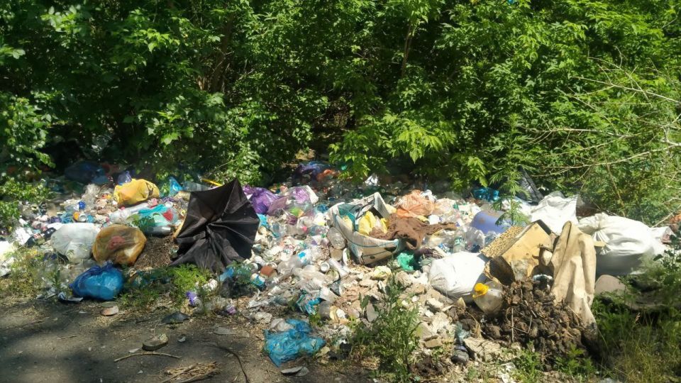 Андрей Рубанцов: В рамках заключенного контракта с МУП «СКАТ» города Ровеньки в пгт Михайловка по ул. Школьная продолжаются работы по вывозу несанкционированных свалок