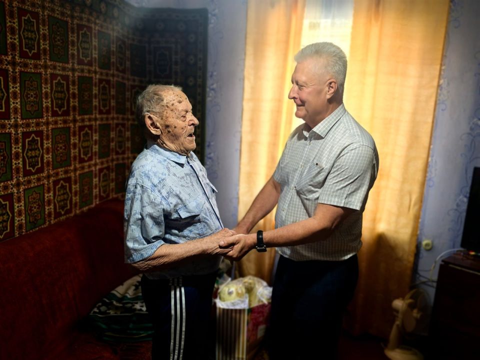 Сергей Козенко: Сегодня мы от всего сердца поздравляем нашего дорогого земляка, уважаемого ветерана Великой Отечественной войны, почетного гражданина Краснодонского муниципального округа Савоськова Кузьму Ивановича с...