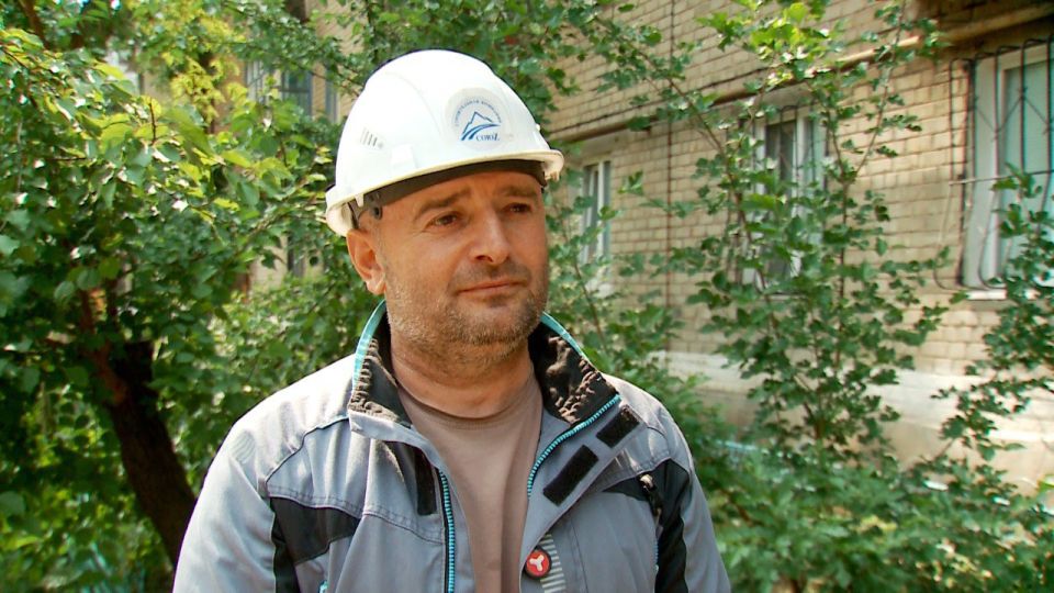 Суходольск, ул. Станиставского, д. 30. Здесь идёт капитальный ремонт скатной кровли