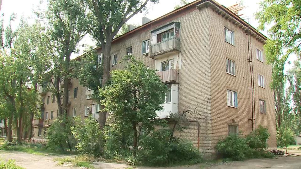 «Работы по капремонту кровли дома № 30 на ул. Станиславского в г. Суходольске выполнены на 70 %. К концу месяца объект сдадим»