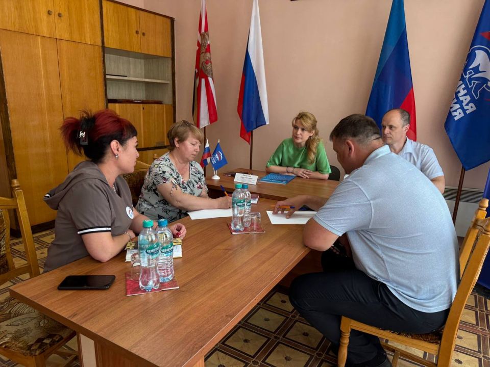 Дарья Лантратова: Прием граждан в Красном Луче провела вместе с секретарем местного отделения Единой России Сергеем Соловьевым, сотрудниками администрации и Социального фонда РФ по ЛНР