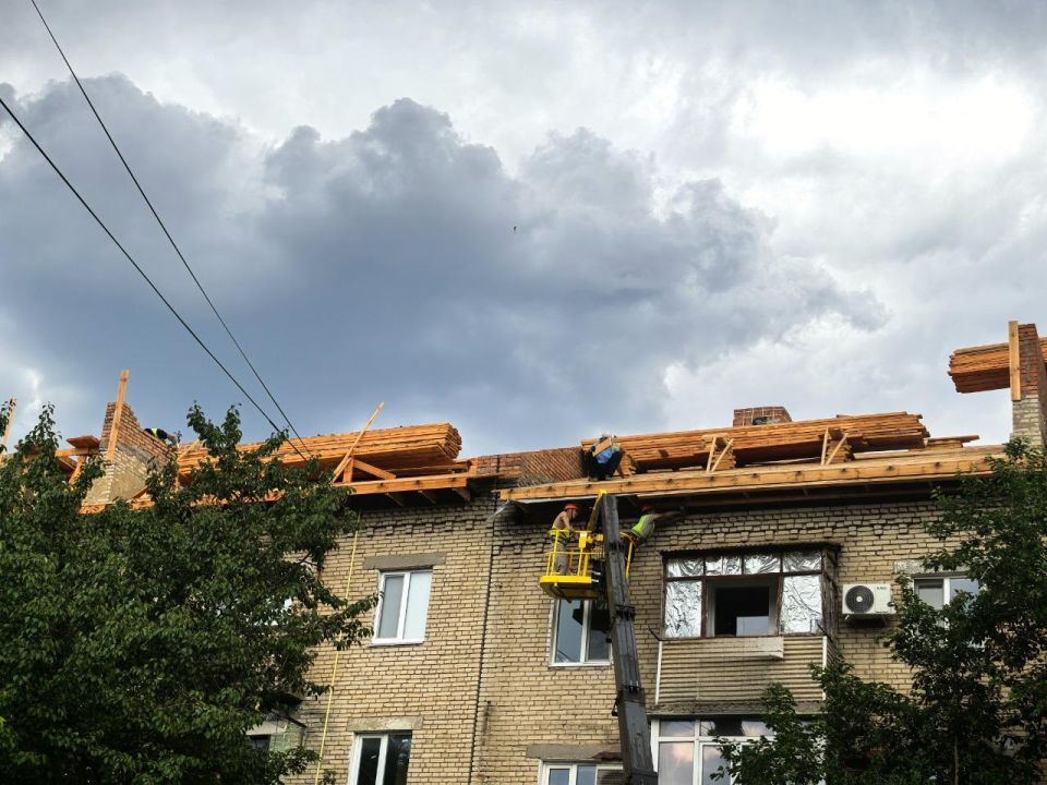 Сергей Козенко: В рамках реализации специального инфраструктурного проекта в городе Краснодоне продолжаются плановые работы по капитальному ремонту скатной кровли на жилом доме по адресу: квартал Титова, 12