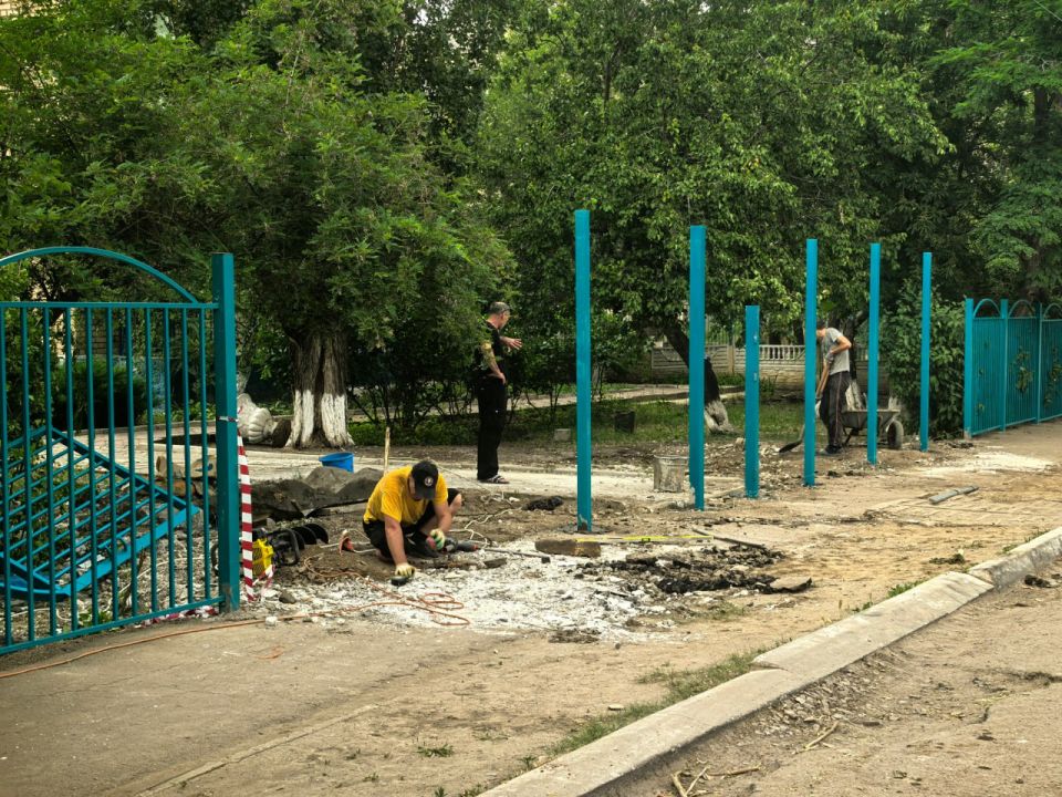 Сергей Козенко: В рамках специального инфраструктурного проекта специалисты тюменской подрядной организации завершают установку современного ограждения по периметру Краснодонского детского сада «Акварель»