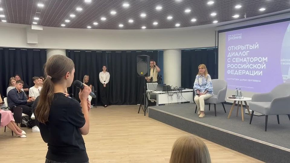 Дарья Лантратова: О роли молодежи ЛНР в истории России, о личных победах и уроках жизни говорили на открытом диалоге в студии Общества "Знание"