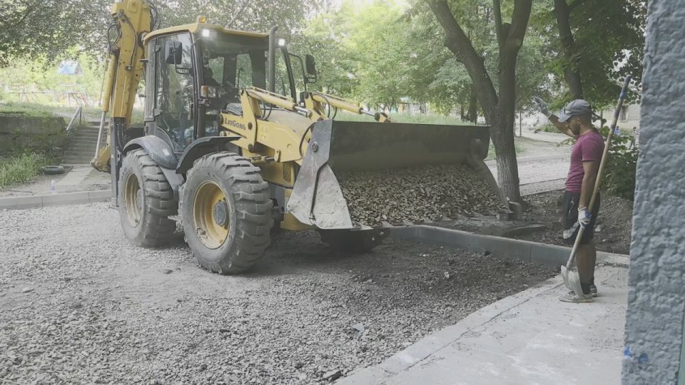 Сергей Козенко: В Краснодоне на квартале Баракова в районе домов № 3, 4 и 5 продолжается ремонт внутриквартальной дороги