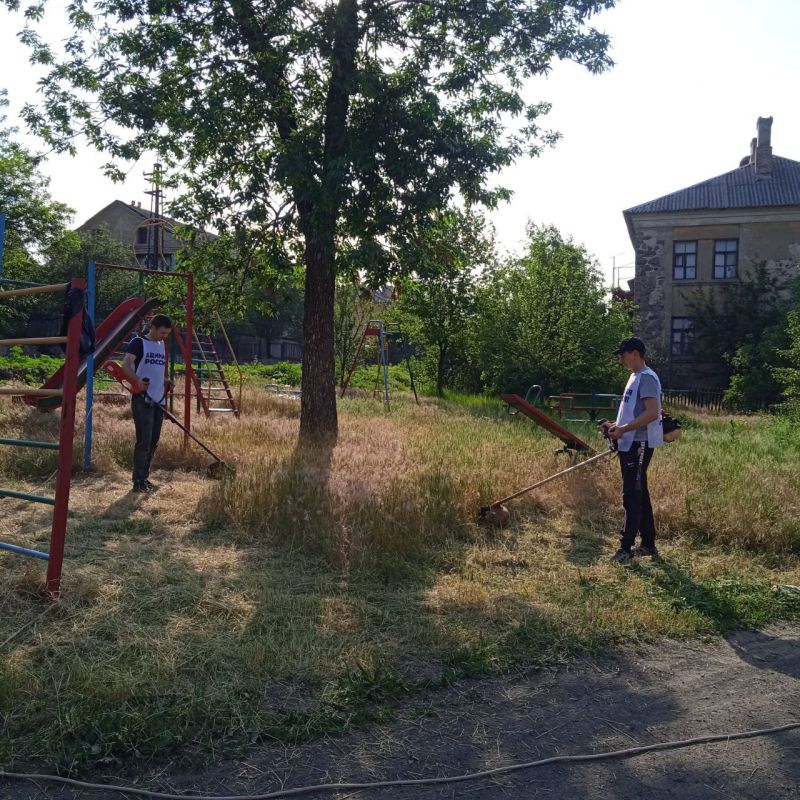 Акция "Яркое детство": единороссы благоустраивают детские площадки