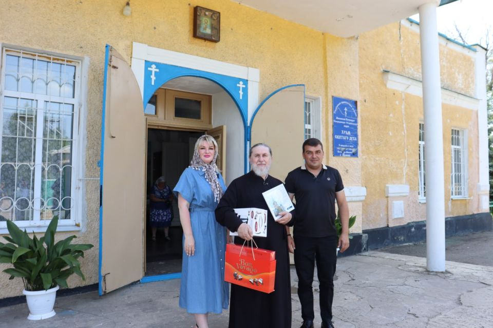 Врип главы Стаханова поздравила настоятеля храма Святого Духа и прихожан с престольным праздником