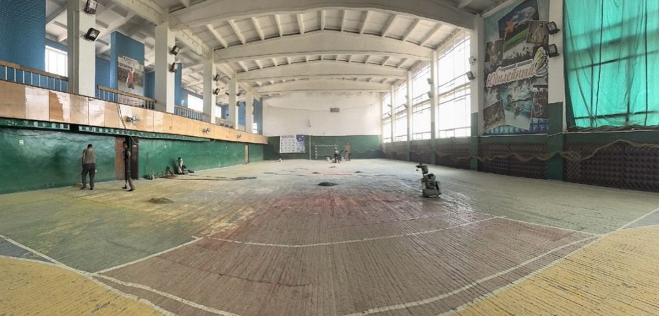 Андрей Рубанцов: В спортивном комплексе "Юбилейный" силами сотрудников учреждения осуществляется ремонт напольного покрытия игрового спортивного зала