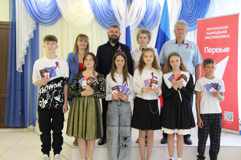 Олег Савченко: В рамках акции «Я - гражданин России!», в преддверии государственного праздника Дня России, совместно с Колядиной Надеждой Петровной - начальником ОВМ ОМВД России «Меловский», майором полиции и Ефремовой...