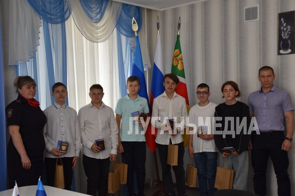 В преддверии Дня России юные первомайцы получили паспорта Российской Федерации