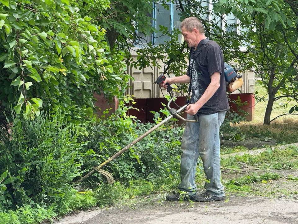 Сергей Колягин: Переменчивая погода не помешала коммунальщикам города Первомайска активно начать первый день короткой рабочей недели с благоустройства общественных пространств и дорожной инфраструктуры