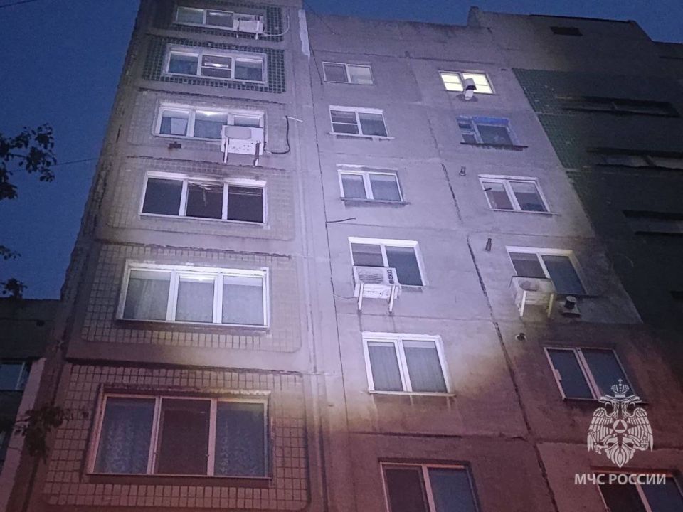 Спасатели МЧС России эвакуировали 5 человек на пожаре в Перевальске