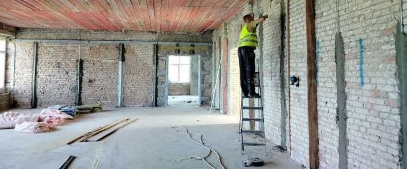 Новосибирские строители проводят капитальный ремонт здания администрации Беловодского муниципального округа