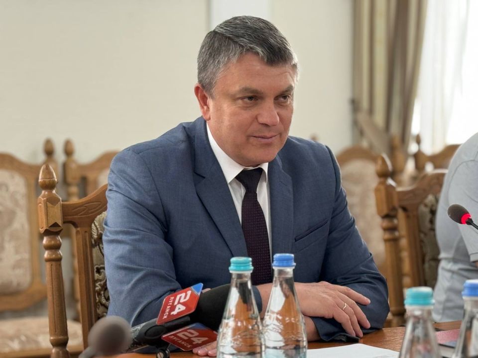 Глава ЛНР Леонид Пасечник на встрече в Луганске обсудил с атаманом Всероссийского казачьего общества Виталием Кузнецовым вопросы, касающиеся казачества в ЛНР
