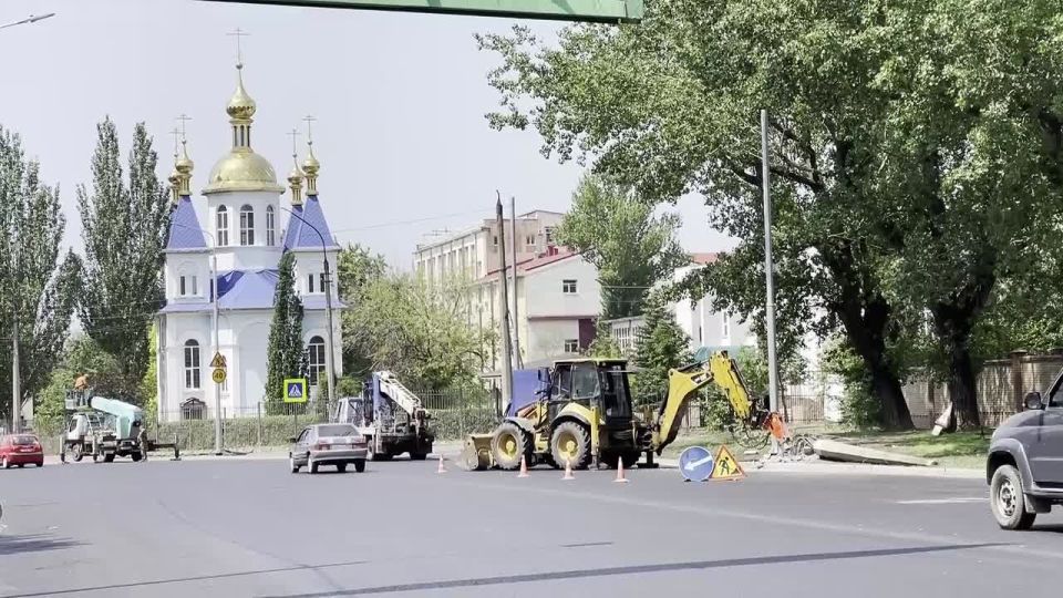 На улице Херсонской продолжается замена опор уличного освещения и установка фонарей