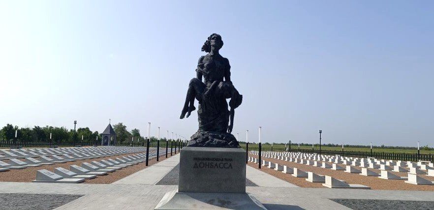 Участники Всероссийской акции «Марафон зеленых дел» провели мероприятие по благоустройству территории мемориала «Незаживающая рана Донбасса»