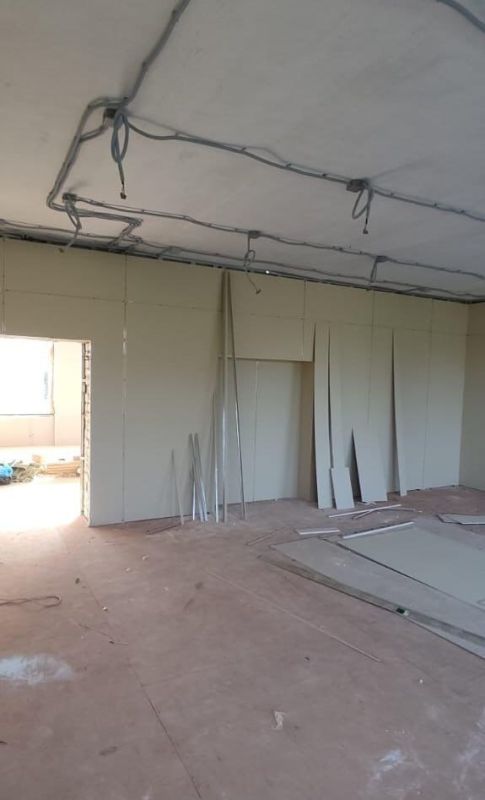 В Бондаревской гимназии уже начали чистовую отделку стен