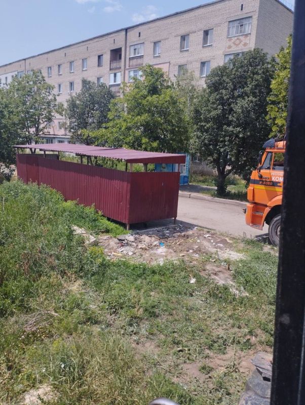 Коммунальные будни. Сегодня работниками МУП «СКАТ» были ликвидированы несанкционированные свалки мусора на кварталах, которые образуются рядом с точками сбора твердых бытовых отходов
