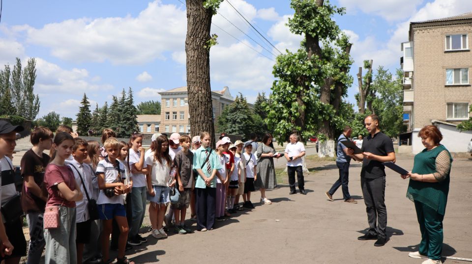 Сегодня сотрудники музея истории города Ровеньки провели акцию «Три символа родной державы», посвященную Дню России