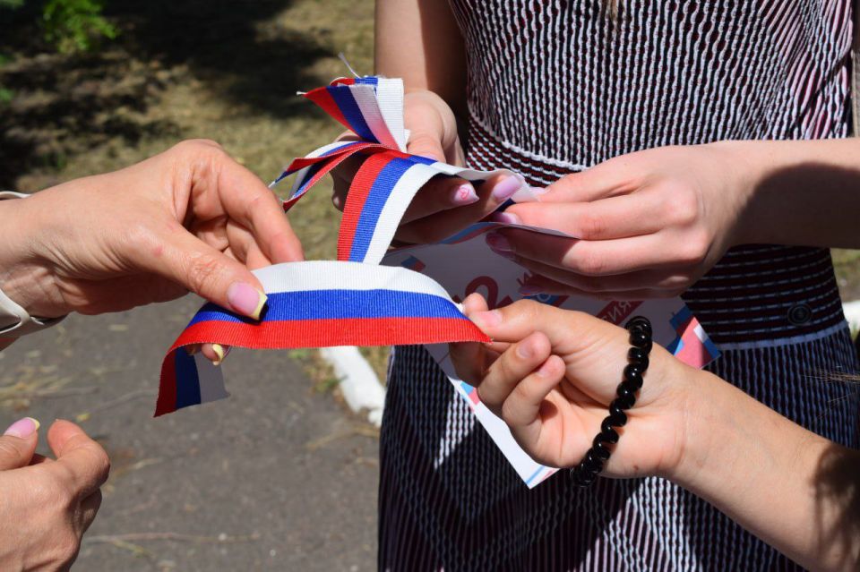 Цвет настроения: РОССИЯ!. Уже завтра вся наша страна будет отмечать большой государственный праздник - День России! А сегодня девчонки из Молодежного Совета, заряженные патриотизмом и позитивом, провели на улицах...