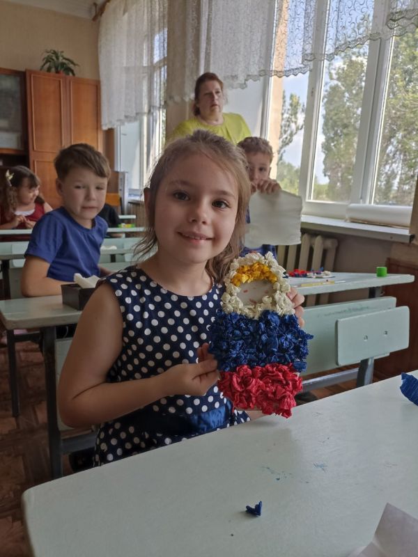 11 июня в Краснодонской детской художественной школе имени Юрия Петровича Шпырко состоялась выставка выпускников, приуроченная ко Дню России