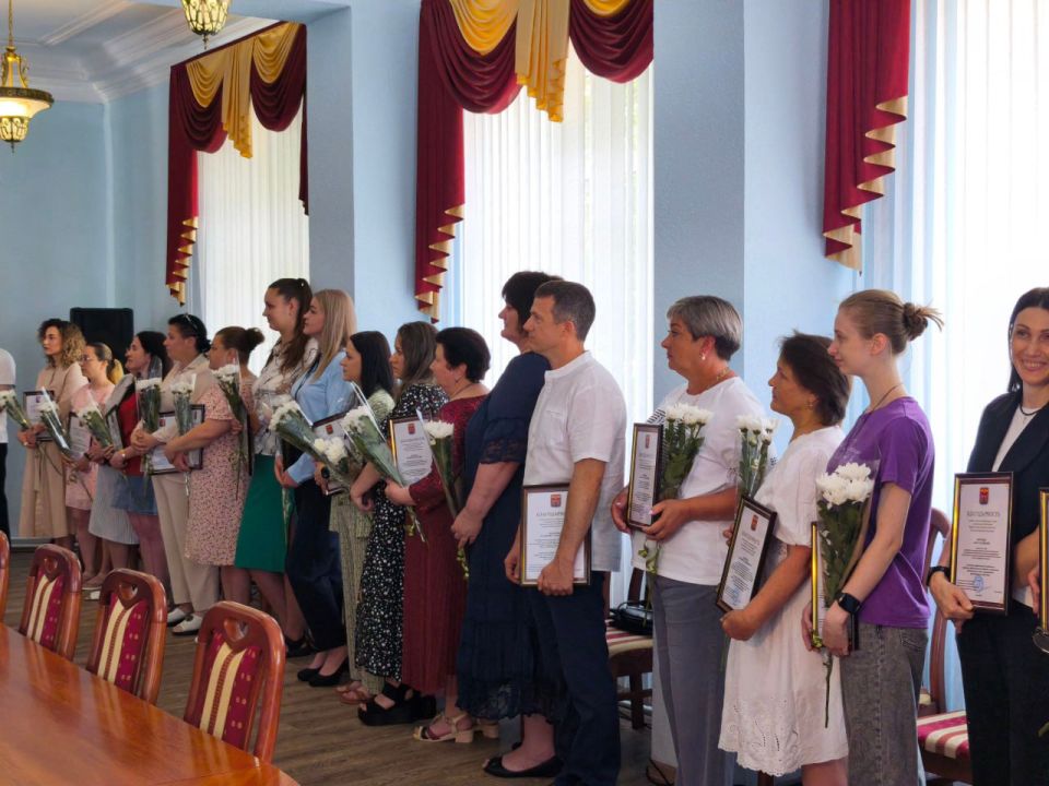 Сергей Козенко: Сегодня в преддверии Дня медицинского работника провел торжественный прием, в ходе которого поздравил представителей важнейшей профессии из различных медицинских учреждений Краснодонского муниципального...