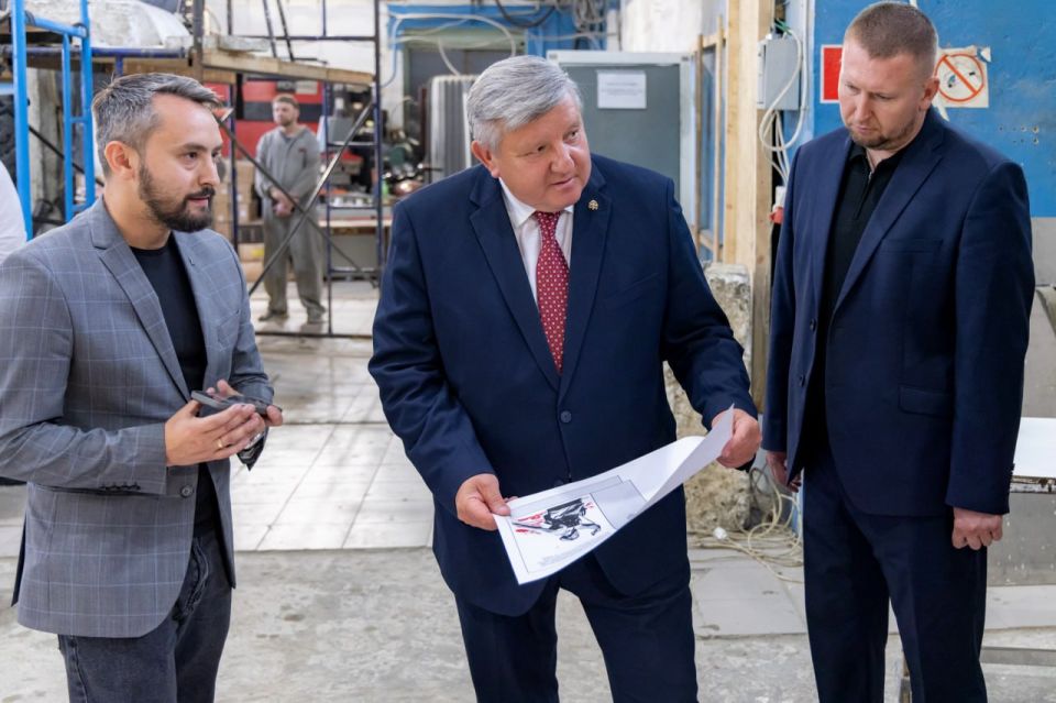 Денис Мирошниченко ознакомился с моделями новых элементов Мемориального комплекса «Миус-фронт»