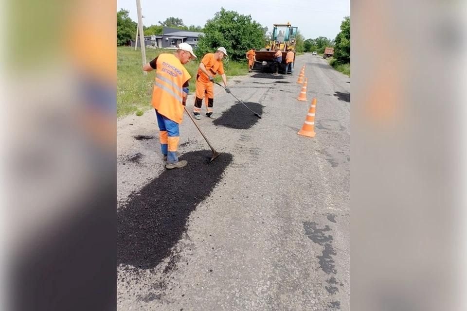 Дорожники ремонтируют трассу в районе Валуйского