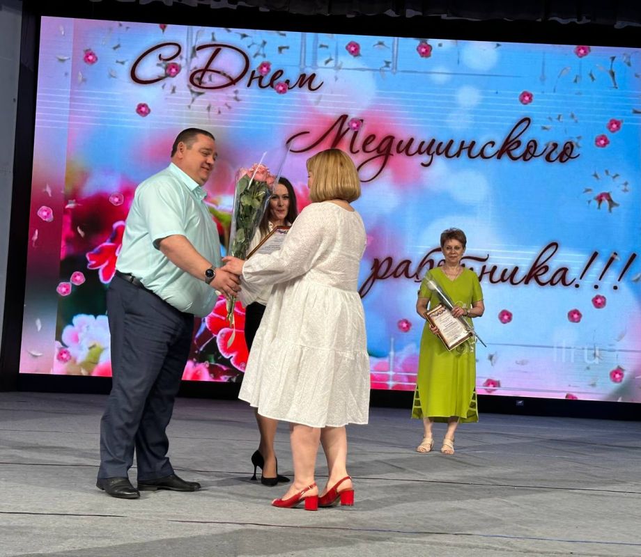 В преддверии Дня медицинского работника принимала поздравления Казакова Елена Юрьевна – врач кабинета функциональной диагностики поликлиники Государственного бюджетного учреждения здравоохранения «Ровеньковская центральная...