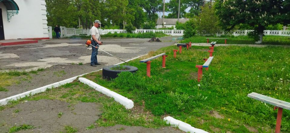 Работники Дома культуры им. Ленина совместно с сотрудниками отдела жизнеобеспечения пгт Новодарьевка Администрации городского округа город Ровеньки и активистами первичного отделения Всероссийской политической партии «Единая...