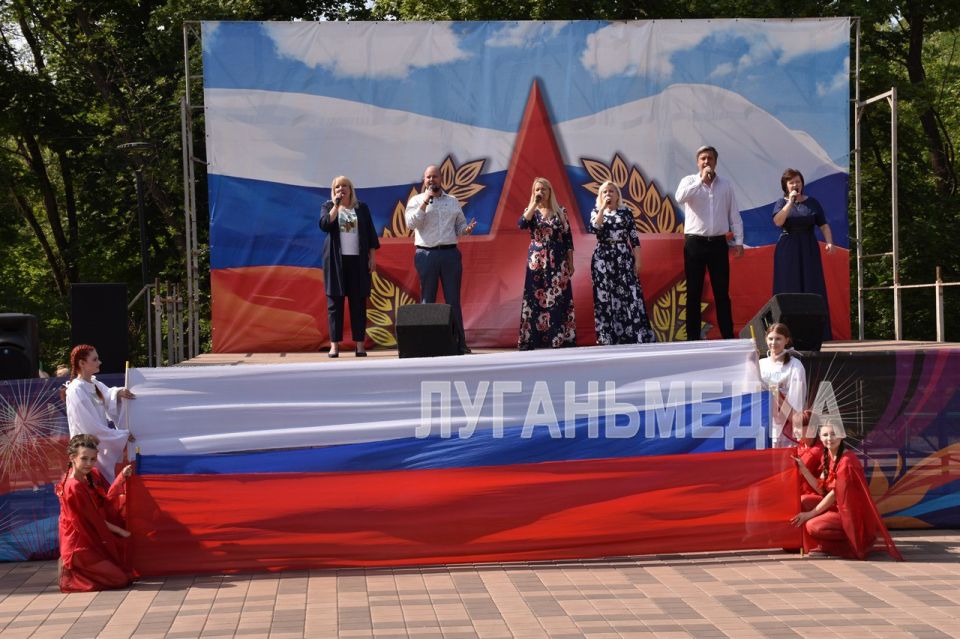 В преддверии Дня России в алчевском парке имени Победы состоялся фестиваль русской культуры «С Россией навсегда!»