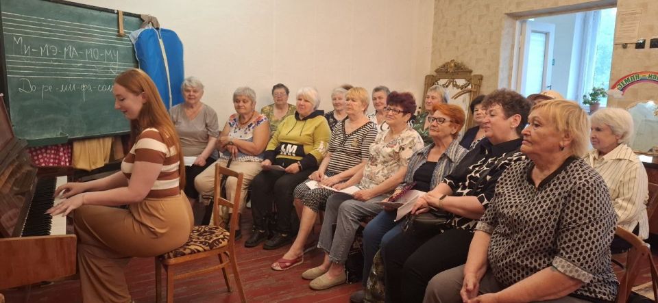 В Красном Луче для слушателей Университета третьего возраста прошёл мастер-класс по вокалу