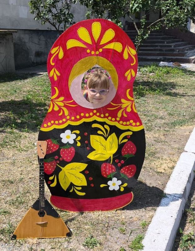 В преддверии Дня России в городе Рубежное, возле муниципального бюджетного учреждения культуры «Рубежанский городской дворец культуры», была организована фотозона