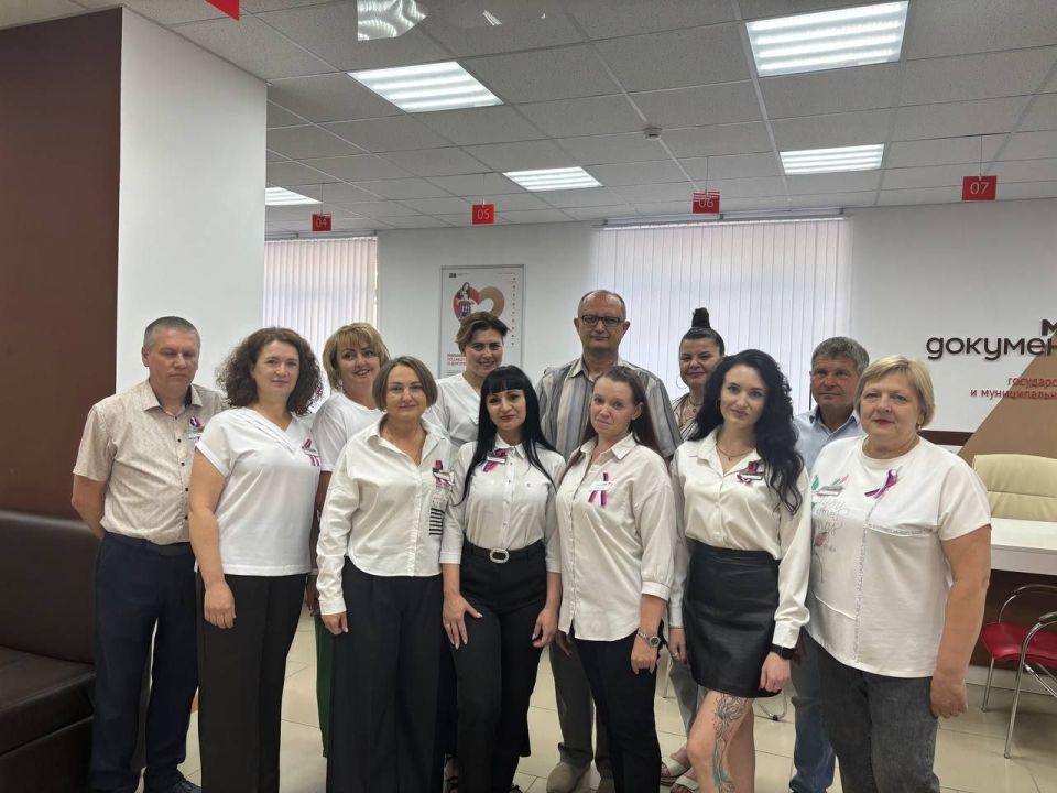 Сотрудники отделения МФЦ Старобельского муниципального округа поздравили своих заявителей с Днем России
