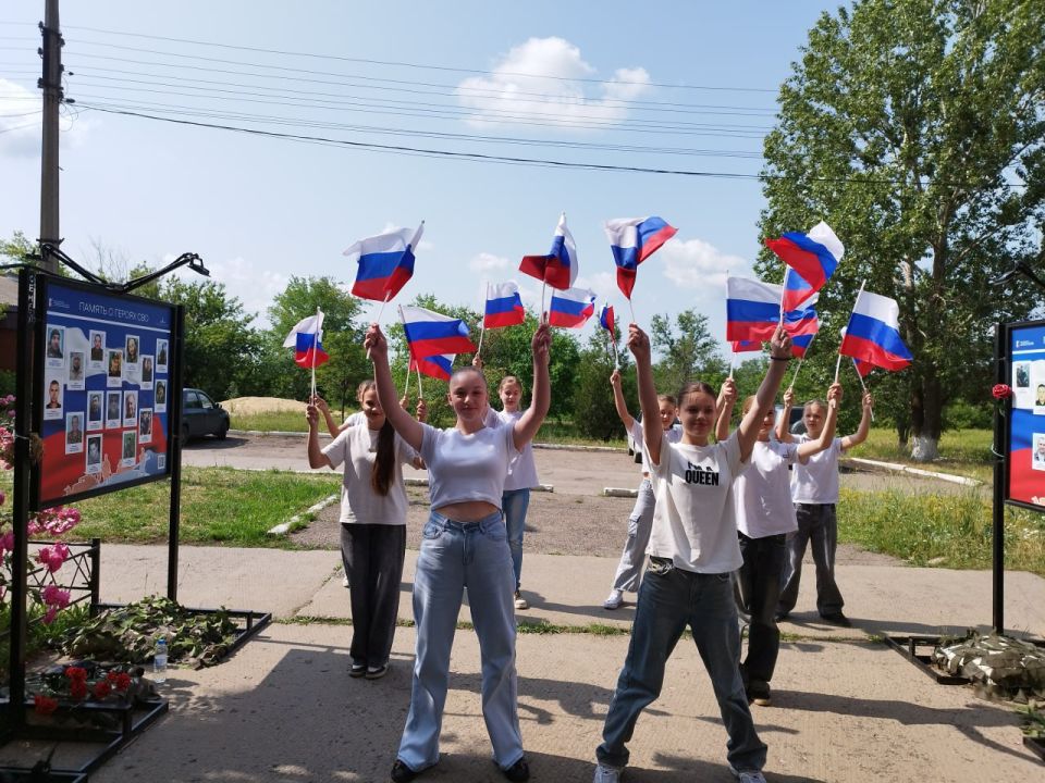 В поселке Краснодон День России отметили флешмобом