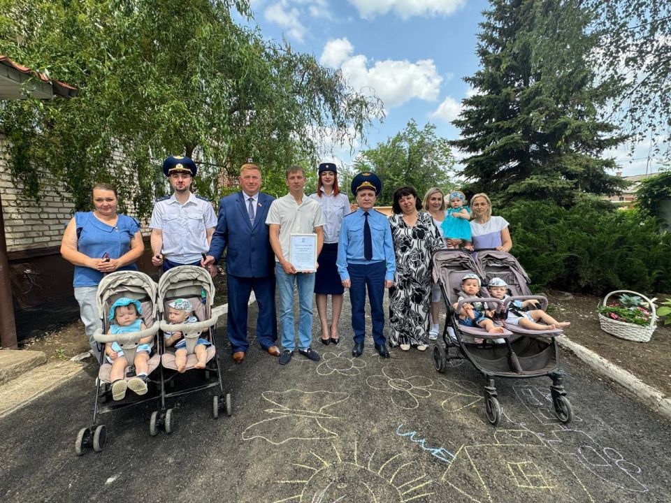 1 июня 2025 года в Международный день защиты детей прокурор республики Глеб Михайлов посетил в ГКУЗ «Луганский Республиканский Дом ребенка в ЛНР»