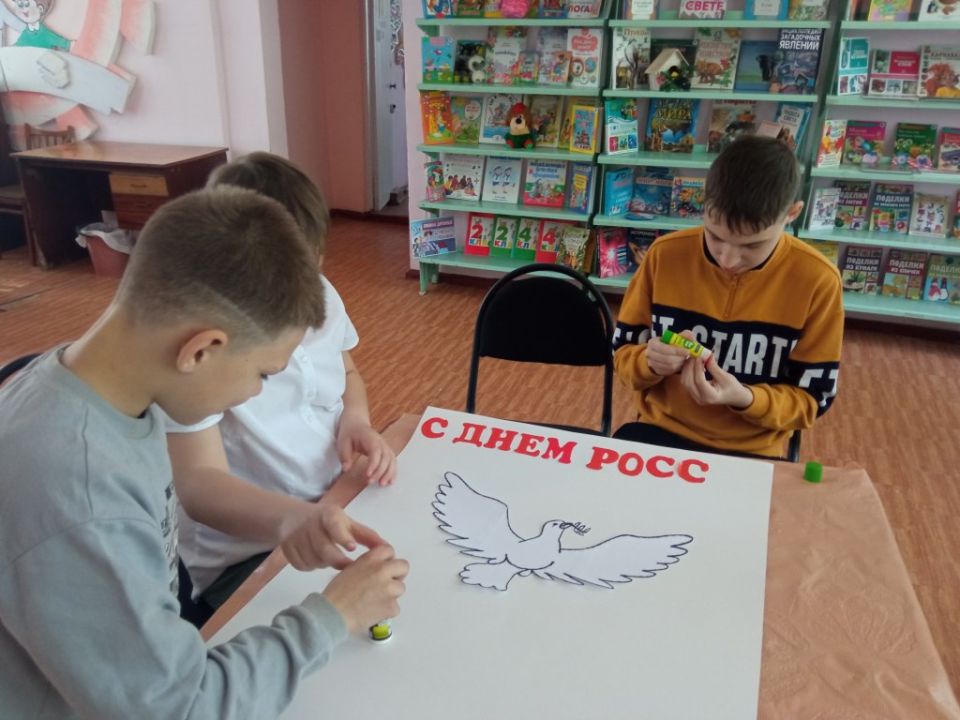 В Стаханове дети сделали открытки ко Дню России — с триколором, голубем и теплом своих рук